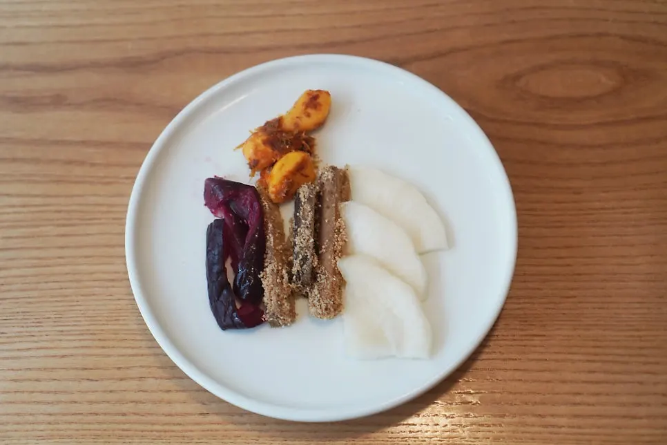 Otoshi of braised lotus root and pickled eggplant in small dishes