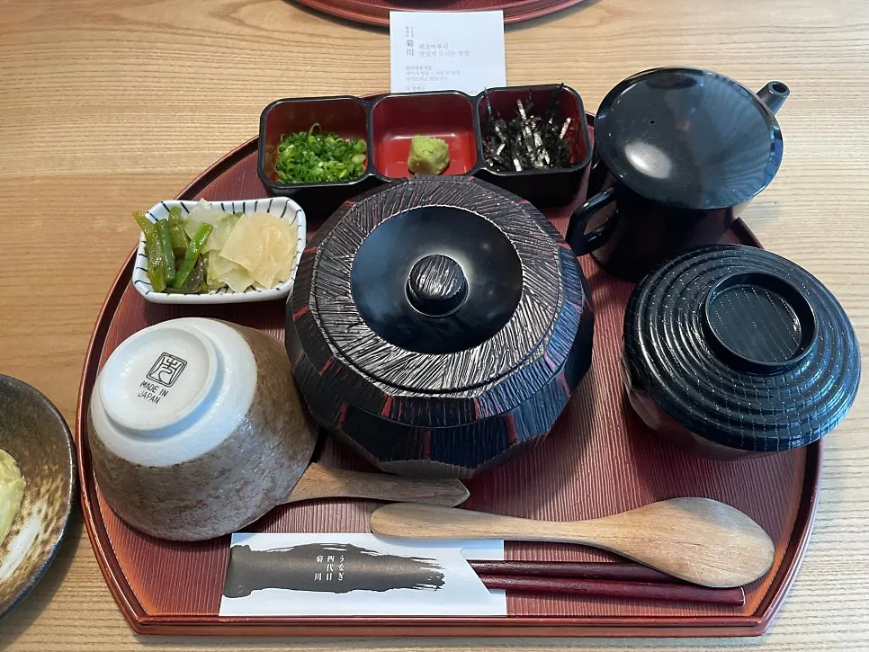 Hitsumabushi set served on a wooden tray