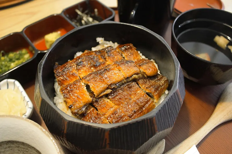 Lid opened on the hitsumabushi eel rice bowl