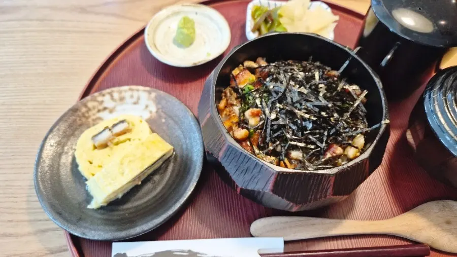 잘게 자른 키자미 히츠마부시 덮밥