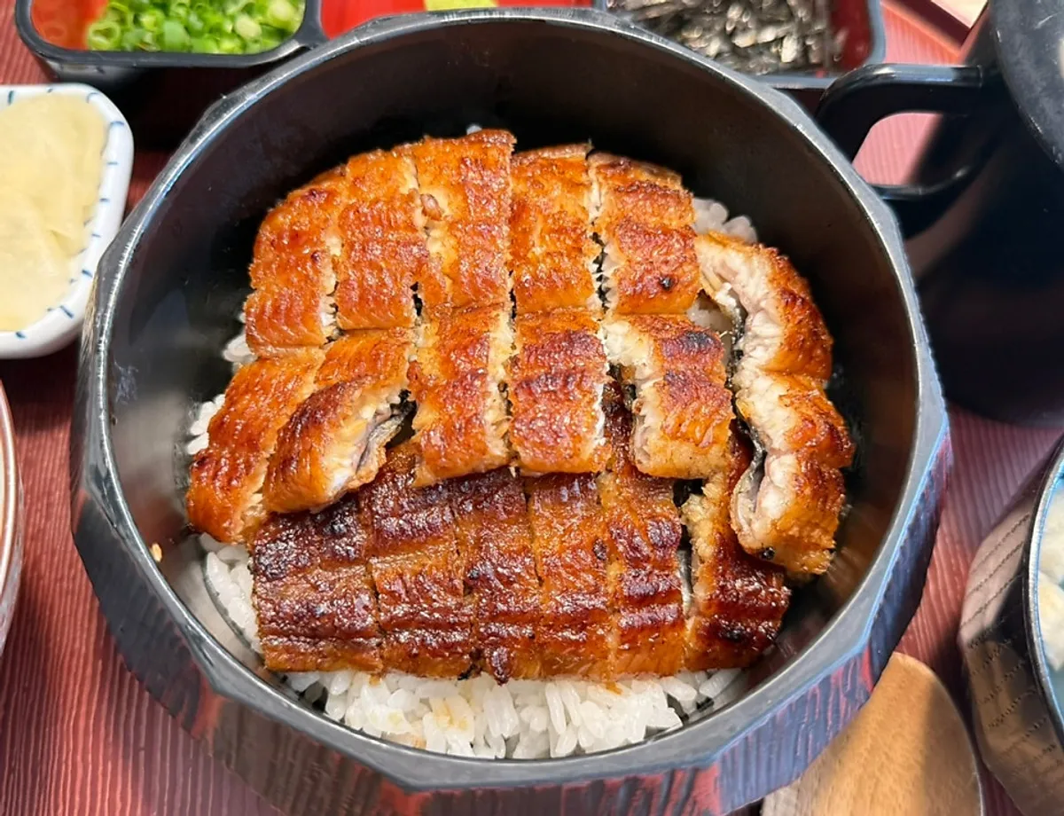 Full hitsumabushi spread with toppings and dashi