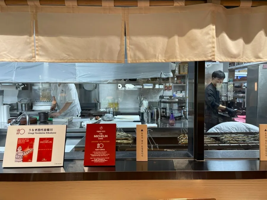 Solo counter seats with the glass-walled kitchen