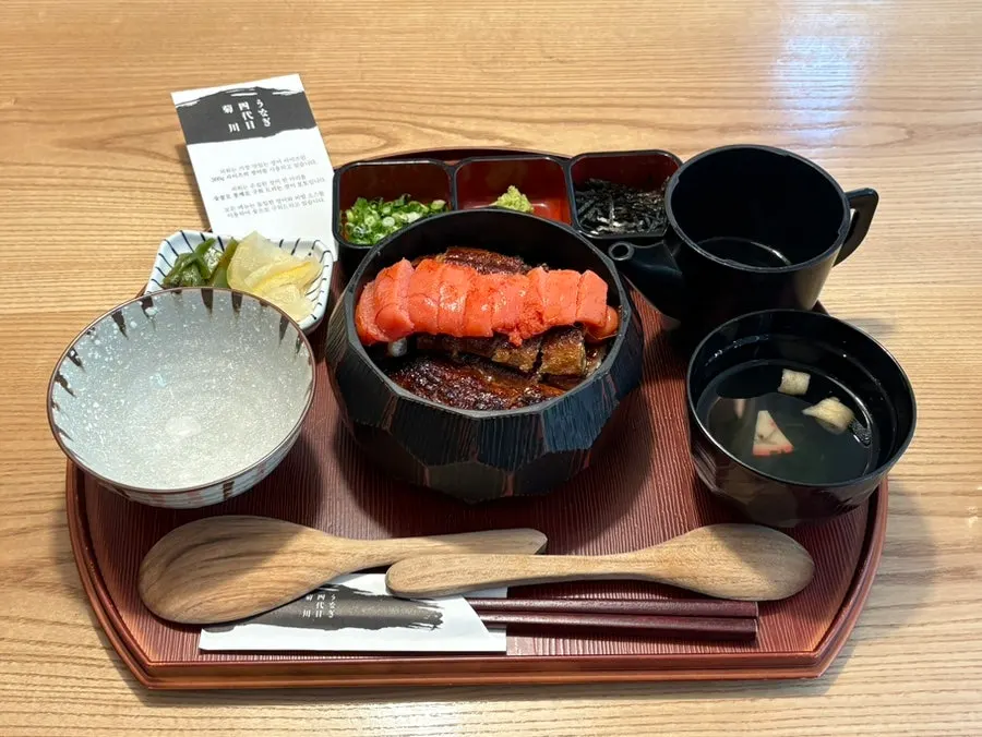 푸짐하게 차려진 명란 히츠마부시 상차림