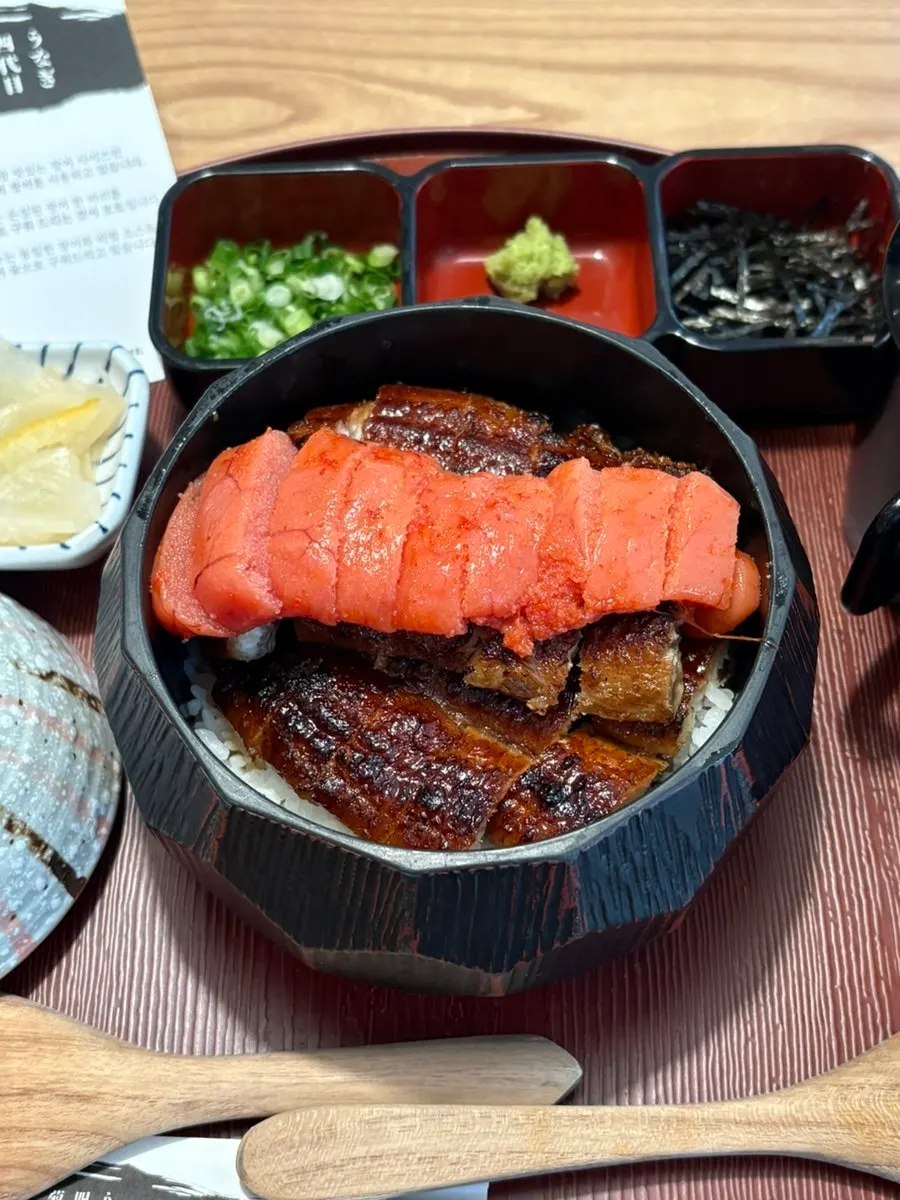 밥 위에 올라간 명란과 잘게 썬 장어