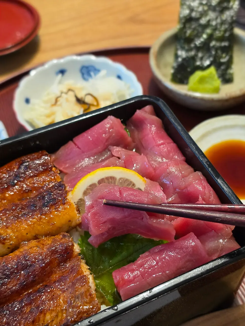 큼직하게 썰린 장어가 올라간 마구로동