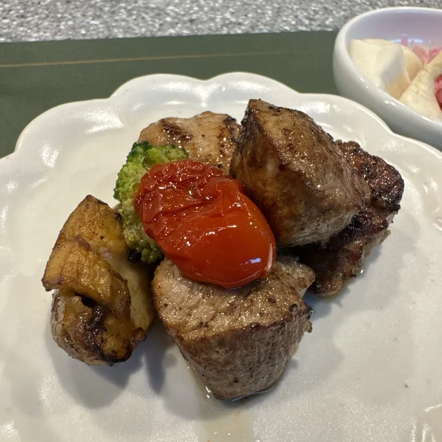 돼지고기 안심구이와 구운 토마토·양송이