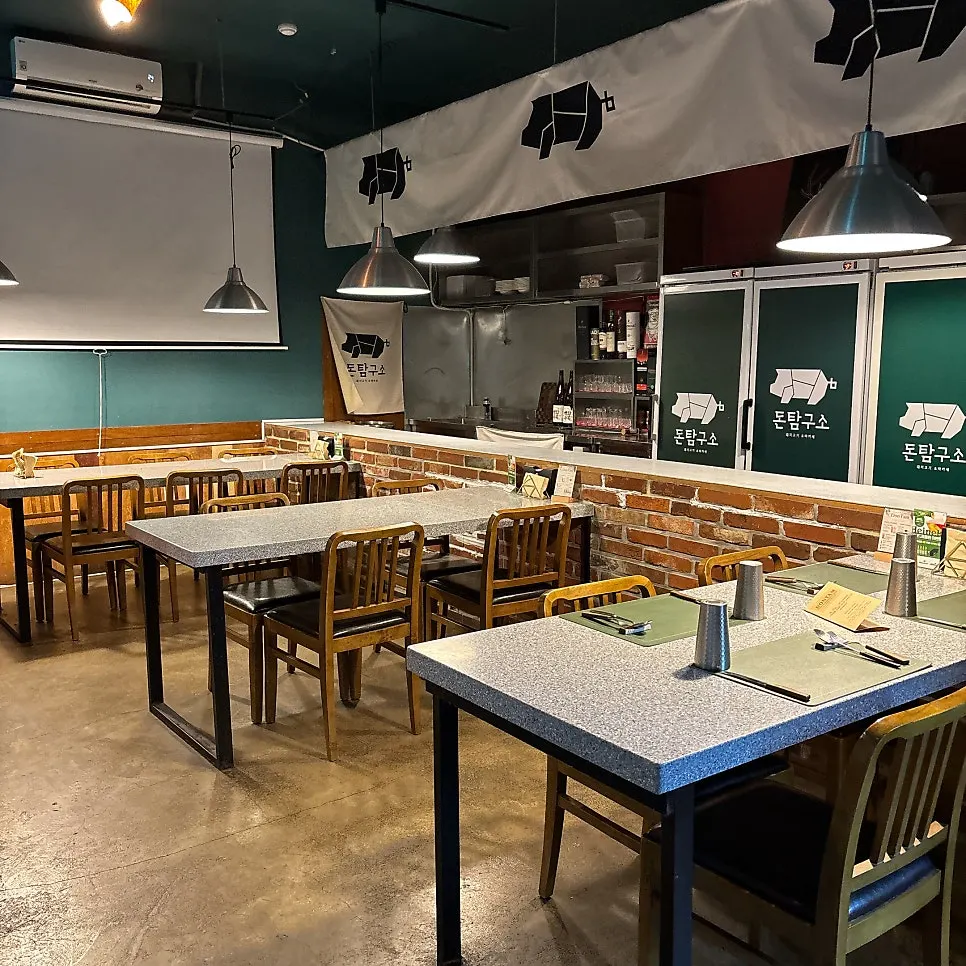 돈탐구소 테이블과 룸 좌석