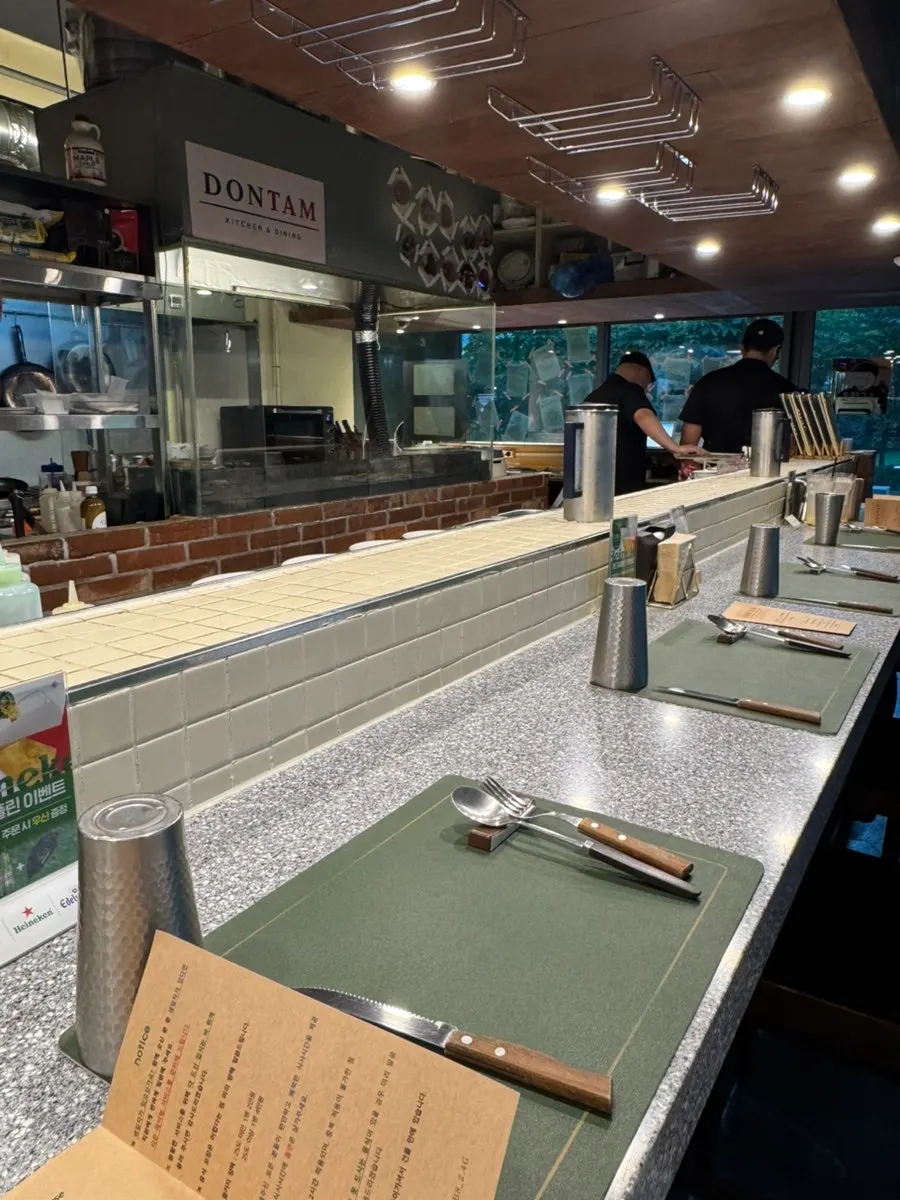 豚探究所套餐用餐空间氛围
