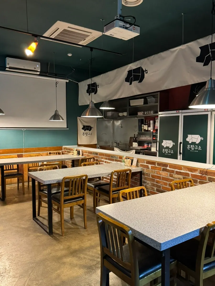 豚探究所套餐用餐空间氛围