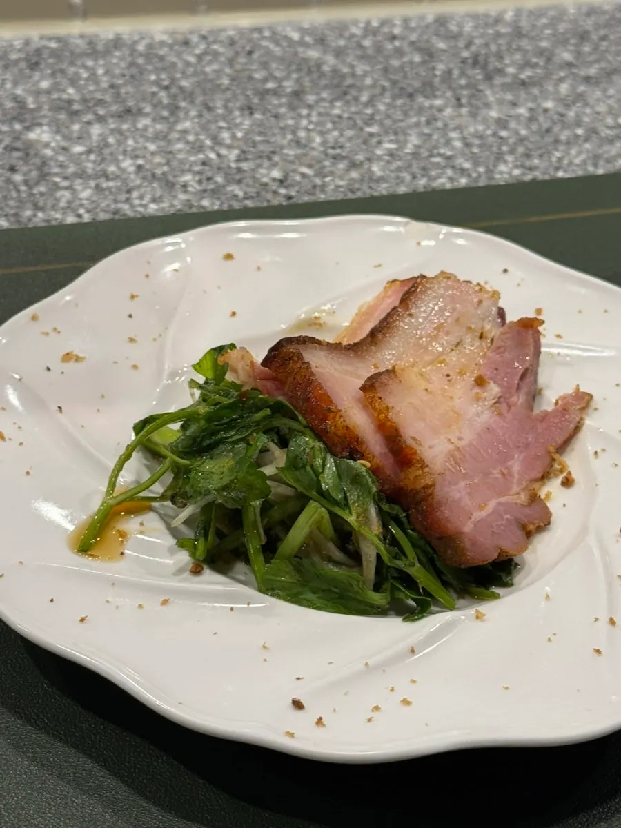 搭配水芹与香料的五花肉