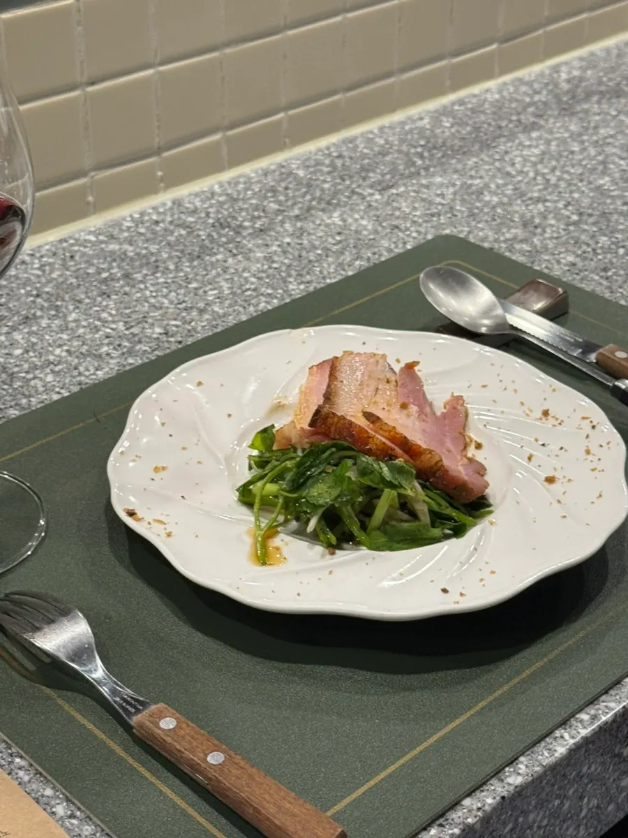搭配水芹与香料的五花肉
