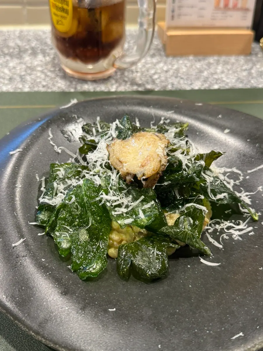 铺上炸方物菜的烩饭