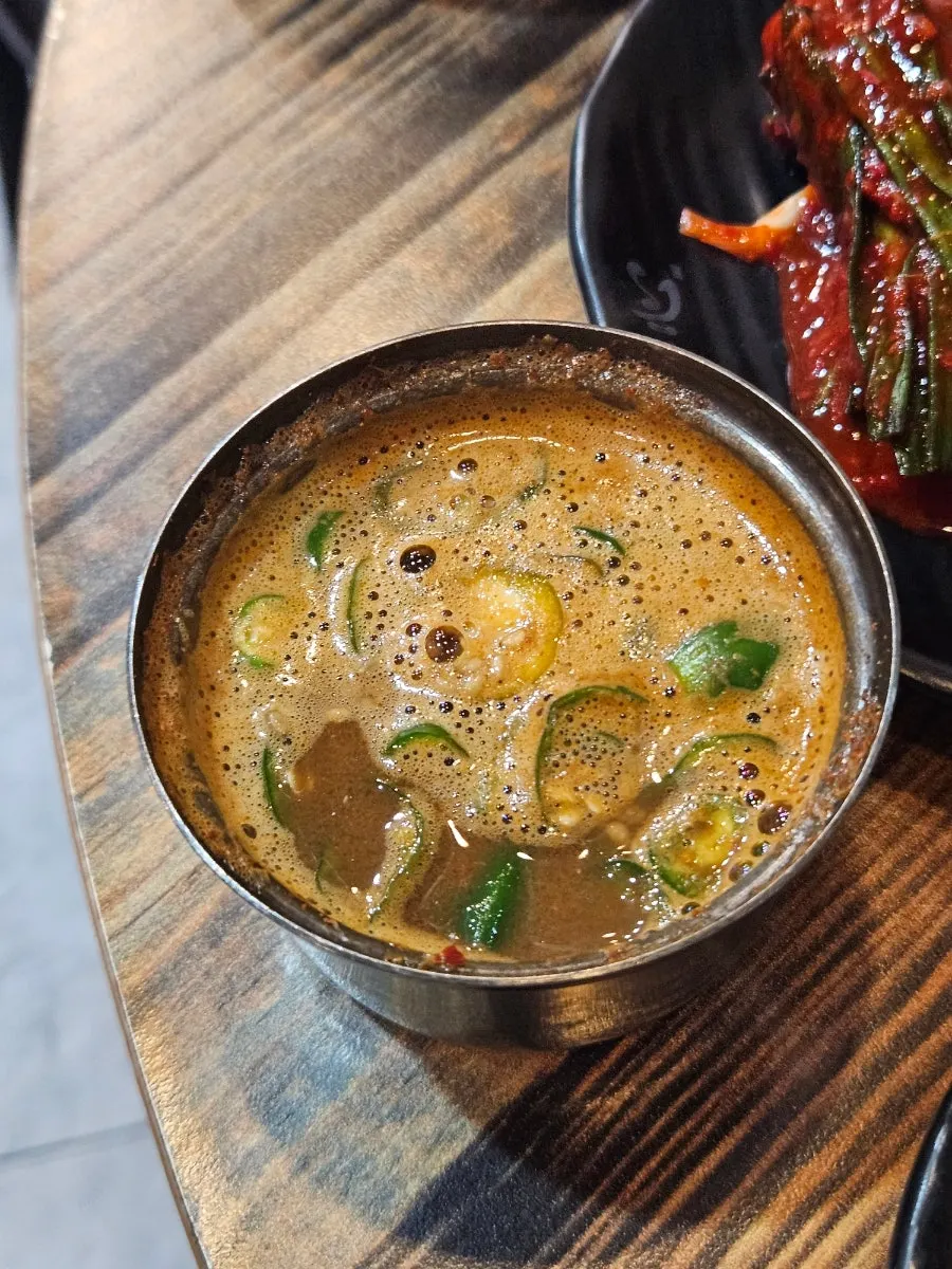 A comfortable grilled-meat meal