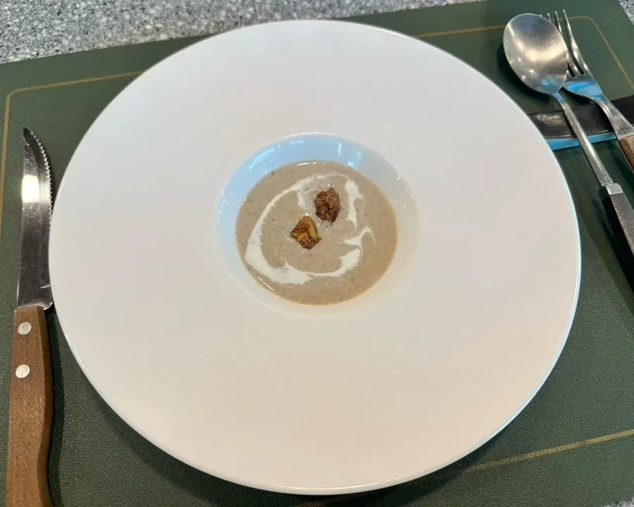 밤과 양송이, 생크림으로 만든 첫 코스 스프