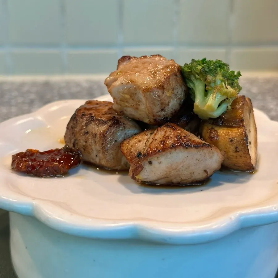 시오코지 안심과 선드라이 토마토 메인 요리