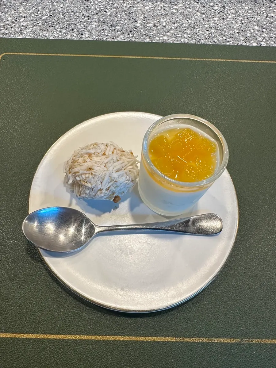 Burger with carrot râpée and cheese