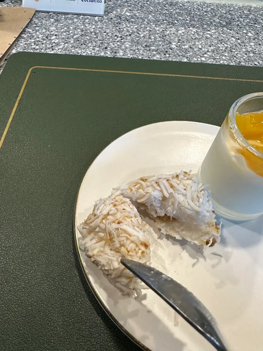 Signature desserts of chapssaltteok and mango pudding