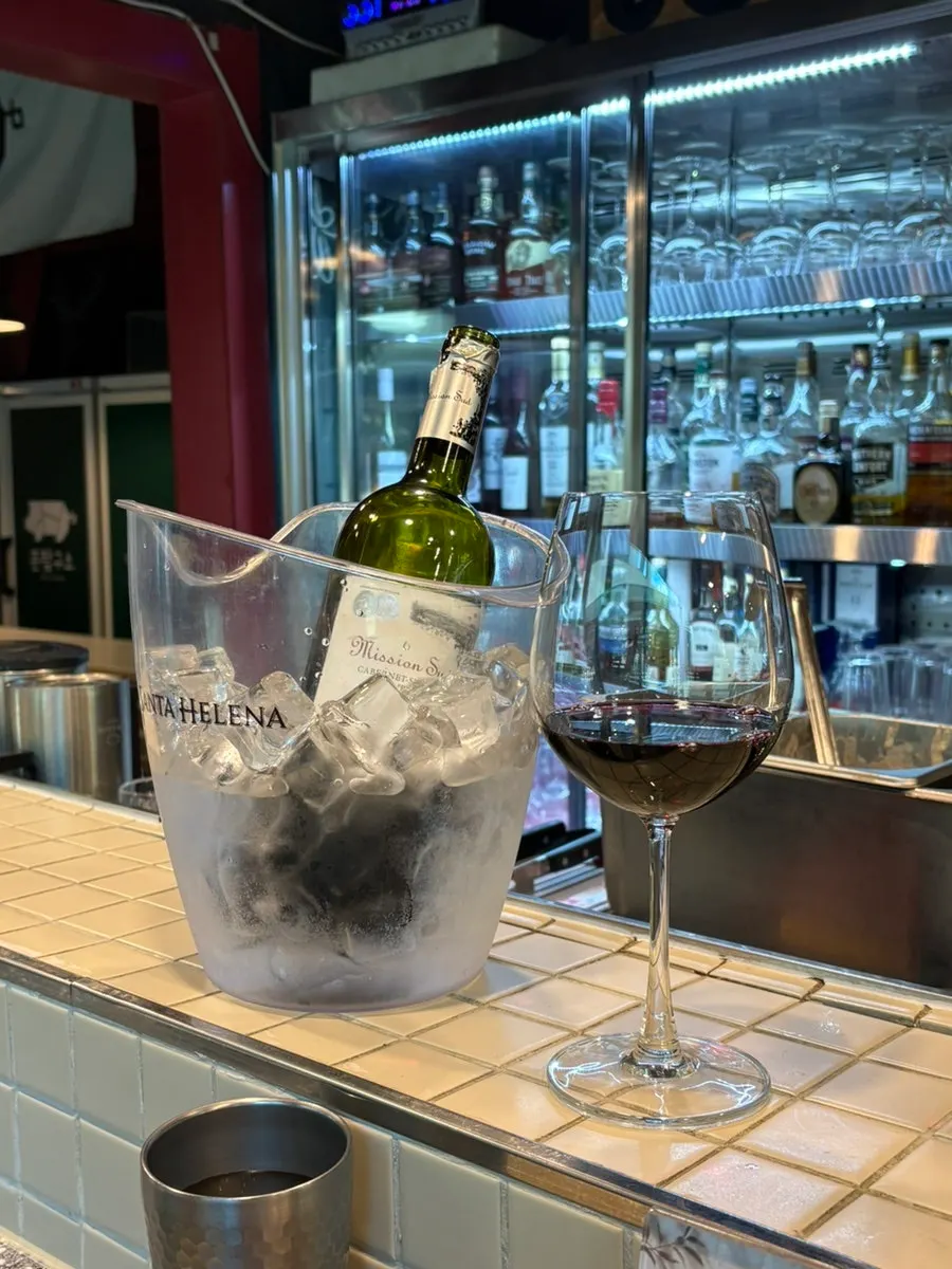 병맥주와 와인이 진열된 주류 코너