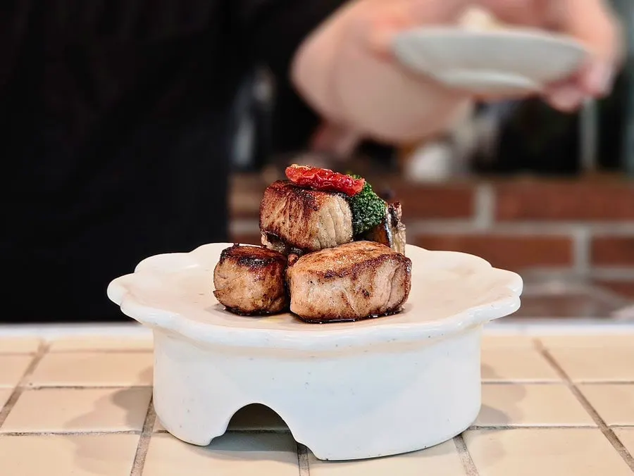 手作り大根ピクルスと共に出てきたトリュフヒレ肉グリル