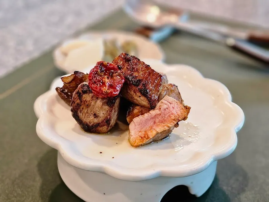 塩麹で熟成させた豚ヒレ肉グリルの皿
