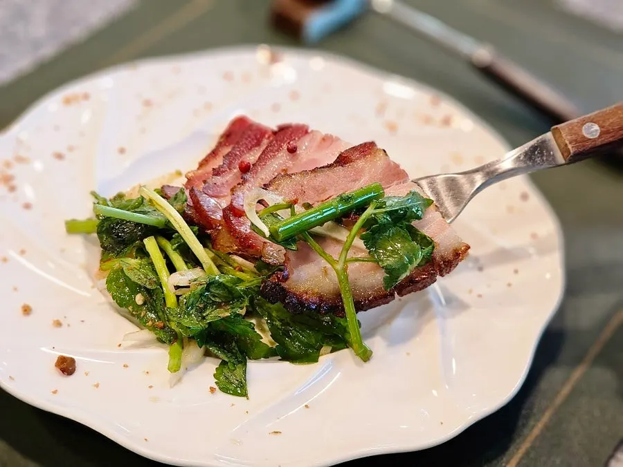 セリの和え物を添えたオーブン焼き豚バラ