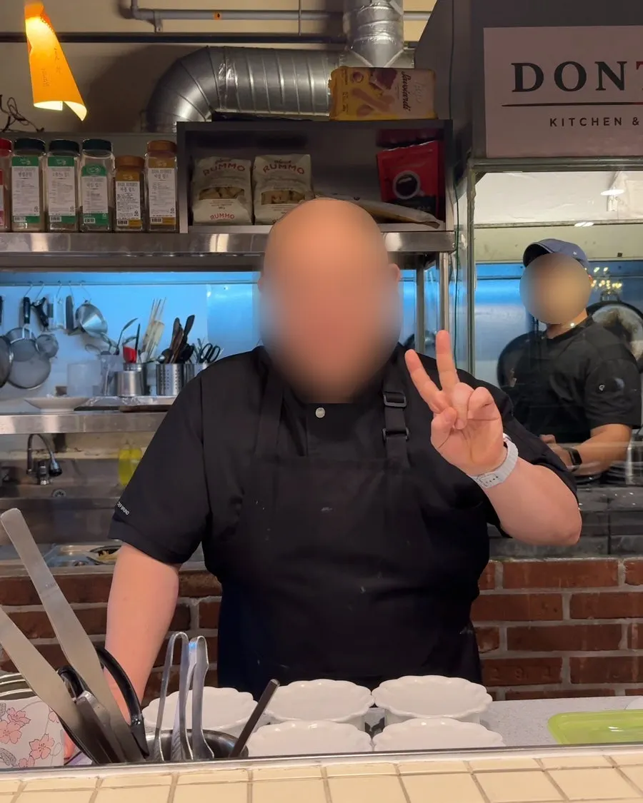 돈탐구소 오픈키친이 보이는 내부