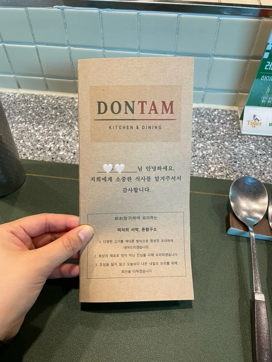 돈탐구소 내부 다인석 테이블 공간