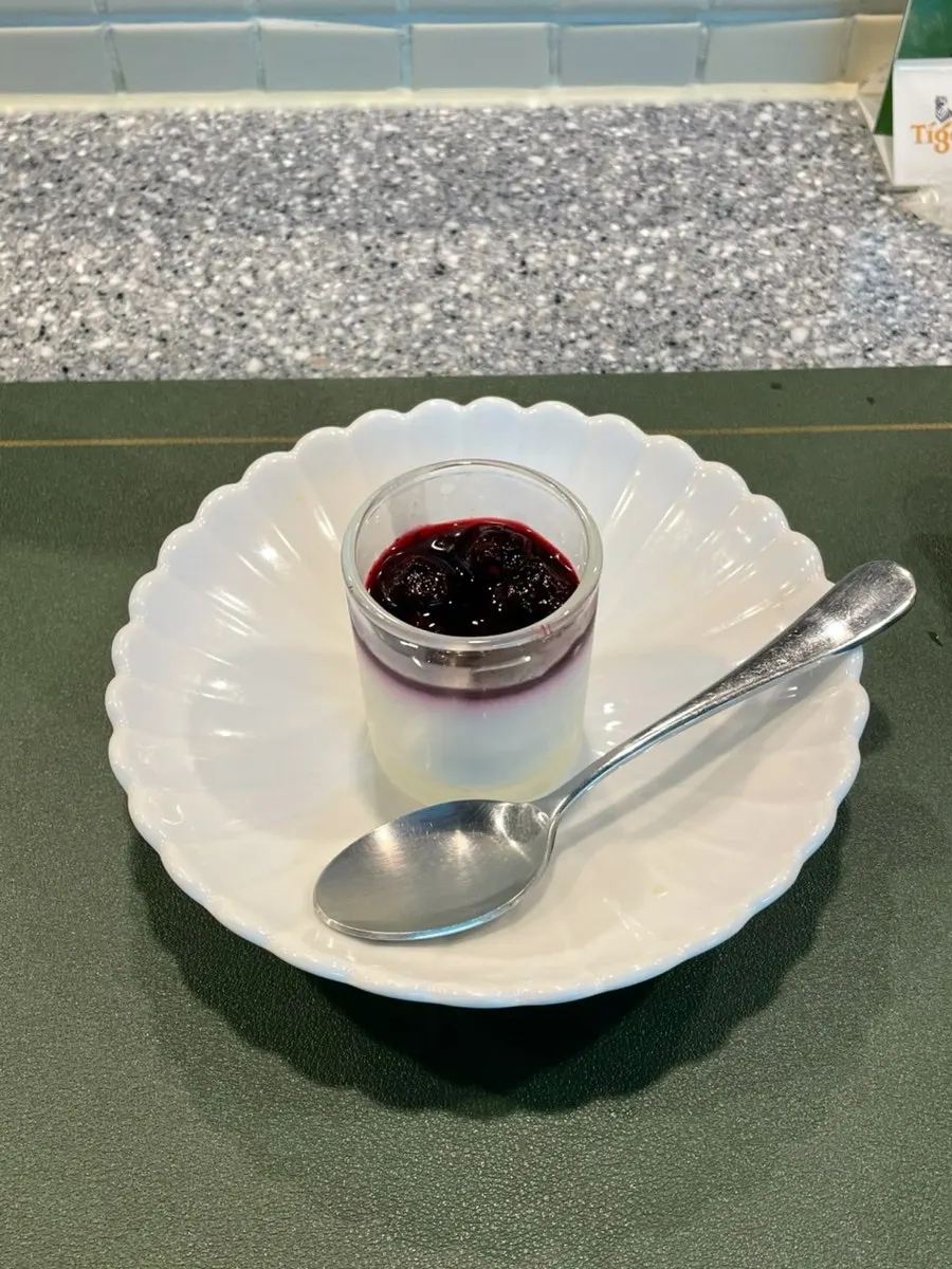 블루베리 콩포트를 올린 판나코타 디저트