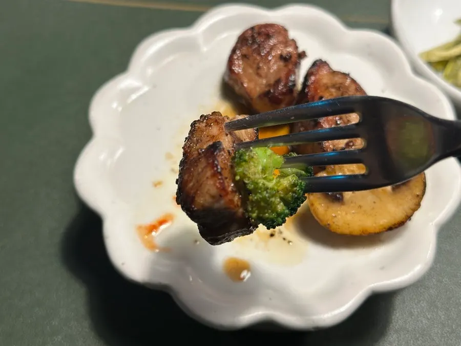 선드라이토마토를 곁들인 안심 요리 클로즈업