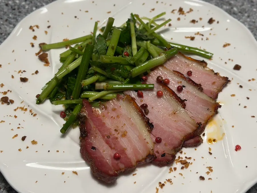 알타리 피클과 코스 접시가 놓인 테이블