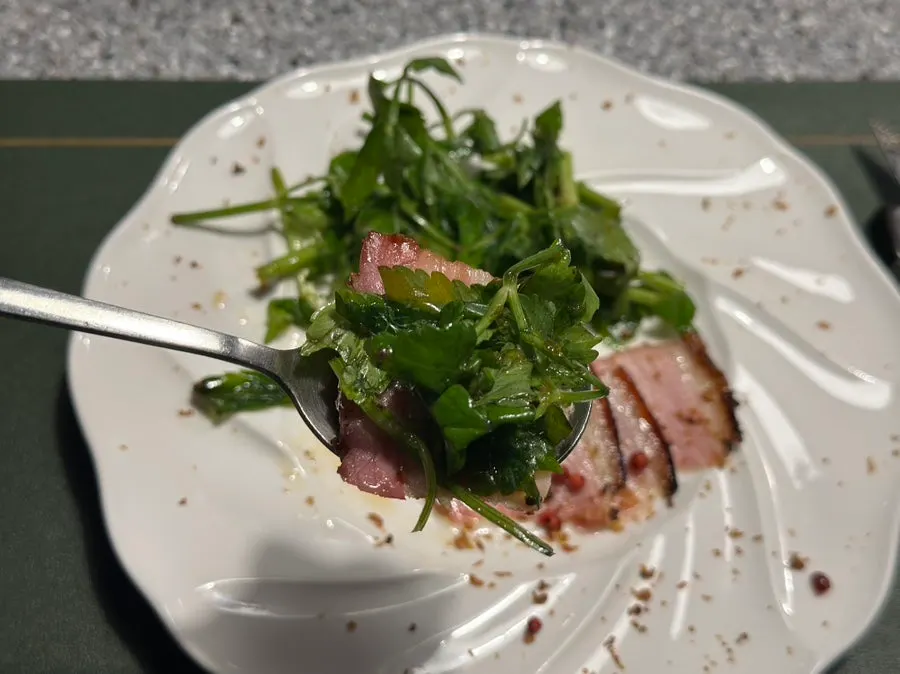 미나리 샐러드를 곁들인 삼겹살 요리