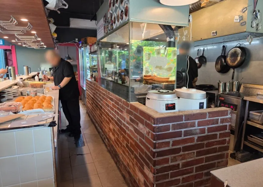 Window seating and overall view of Don Tamguso