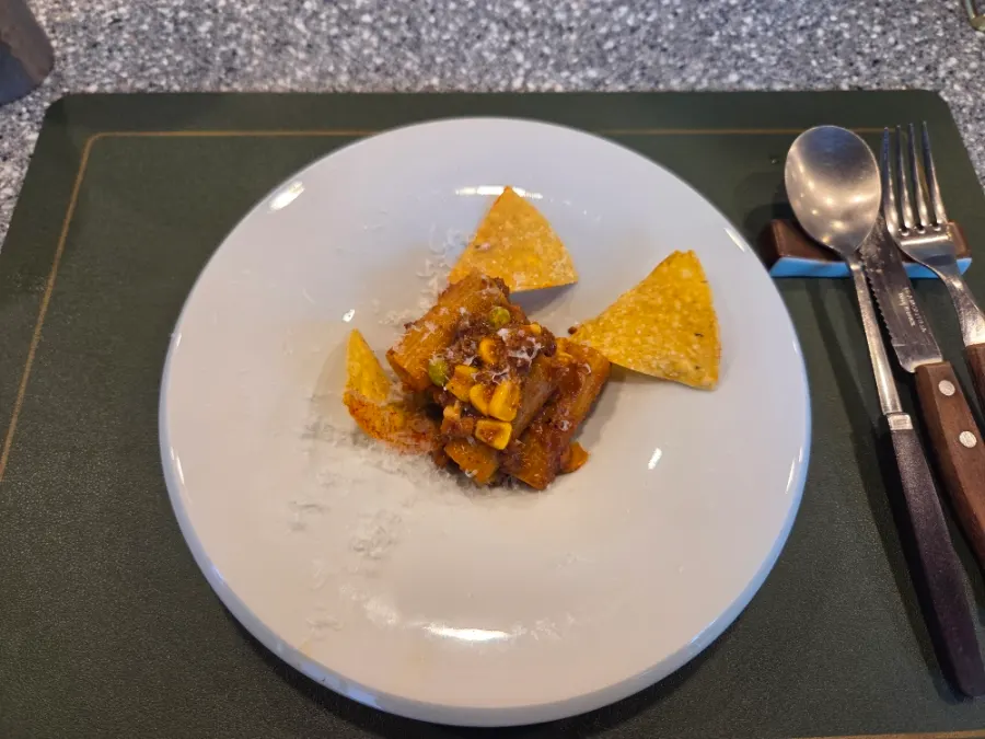 Rigatoni served with con carne and nachos