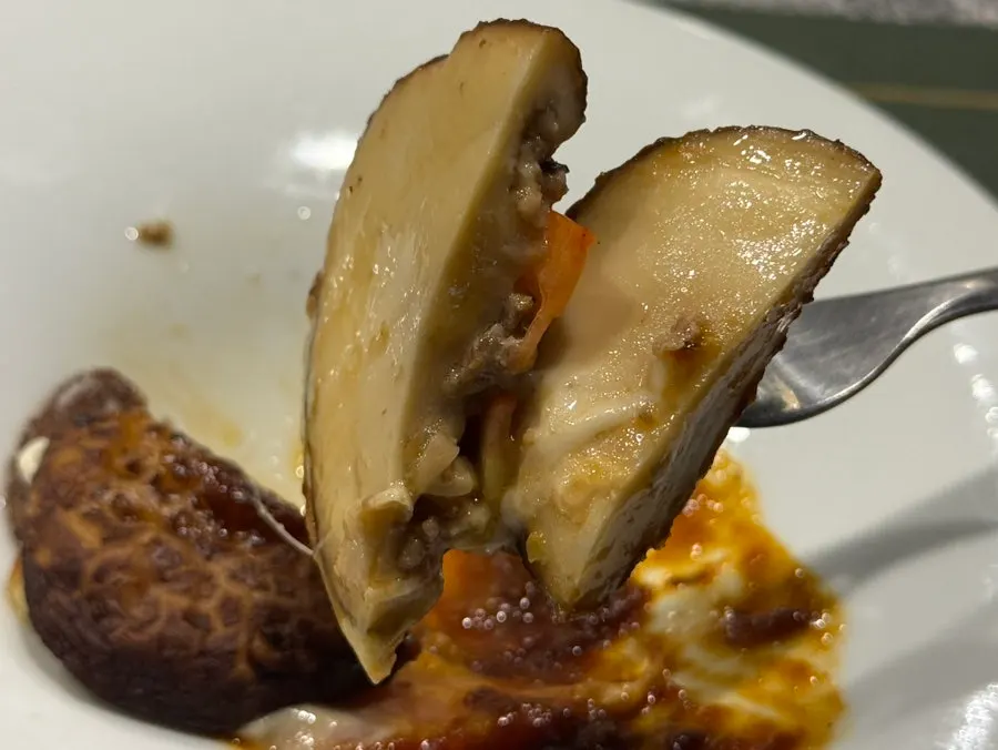 라자냐 단면과 모짜렐라 치즈