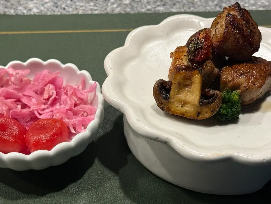 안심에 양송이와 선드라이 토마토를 얹은 한입