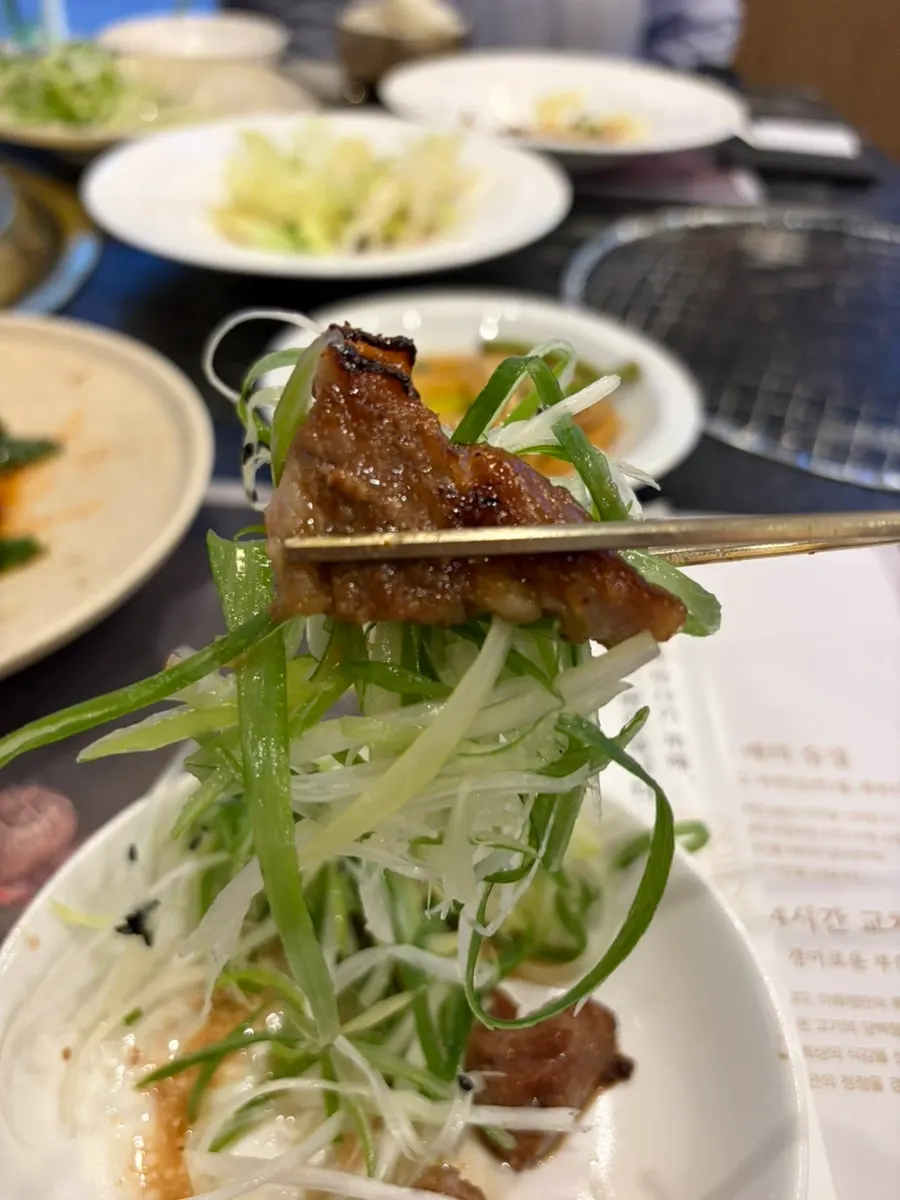 초벌한 돼지갈비 식사 장면