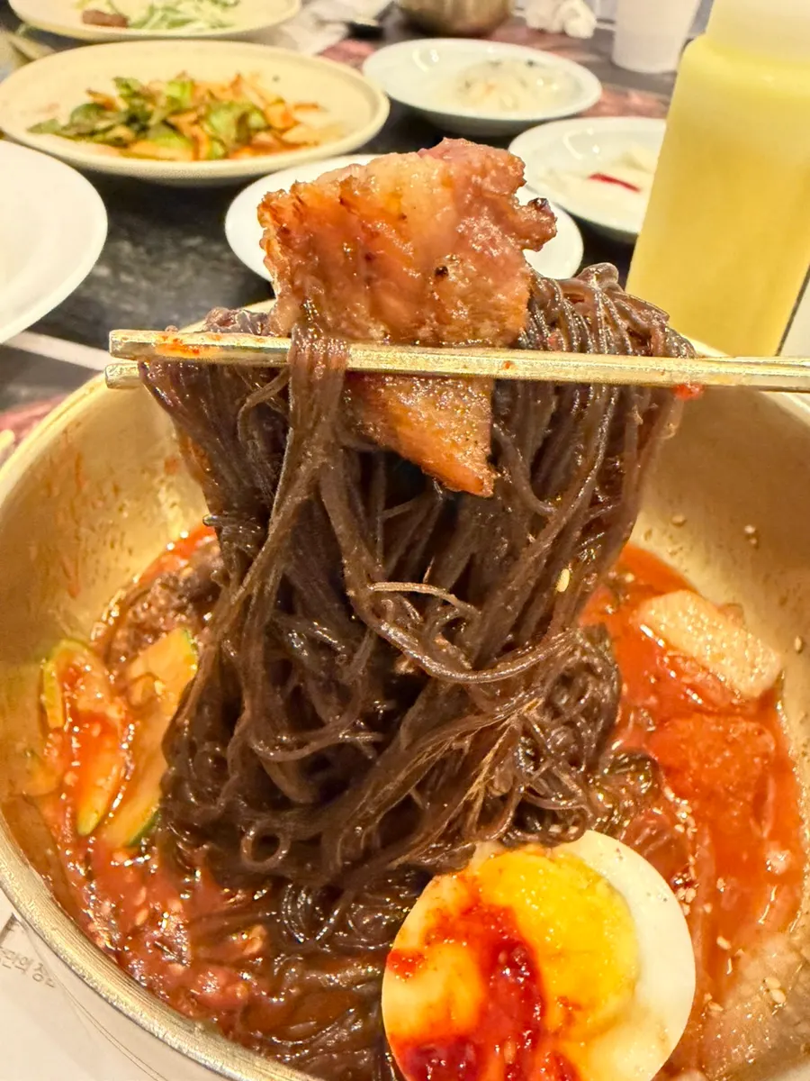 계란 오이 배를 올린 비빔냉면