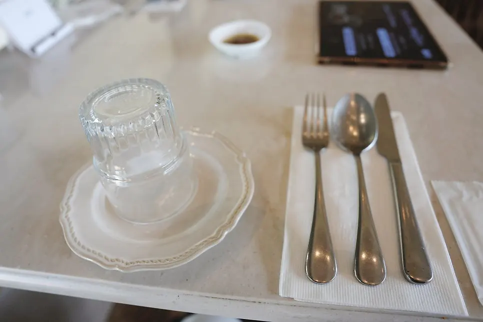 Sophisticated seating at Romaok Magok