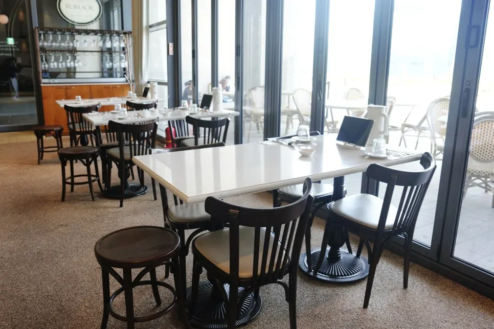 Romaok Magok dining space