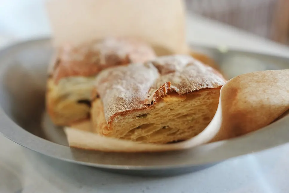 Crisp bread served before the meal