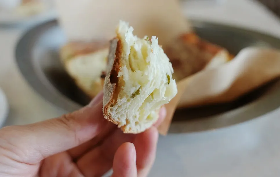 Pre-meal bread service at Romaok