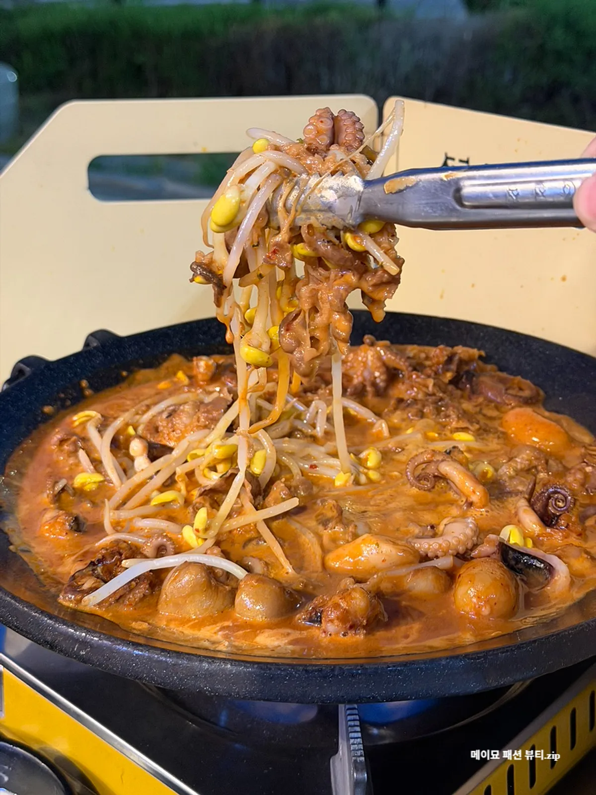오동통한 쭈꾸미와 우삼겹이 섞인 로제 철판