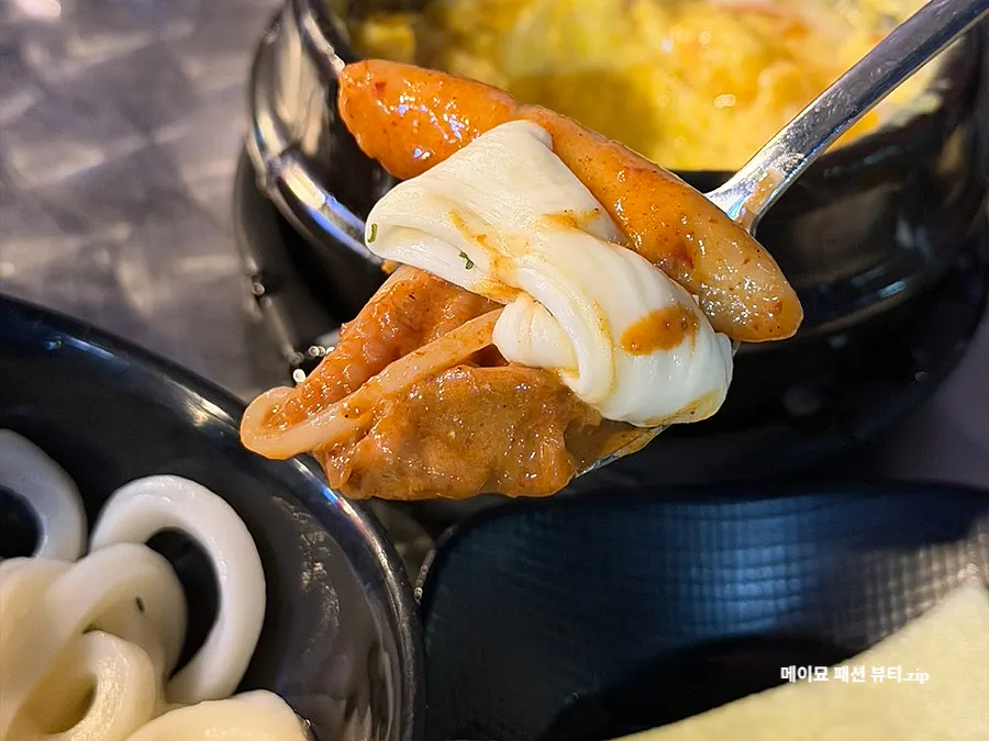 야외 테이블에 놓인 치즈 퐁듀와 철판