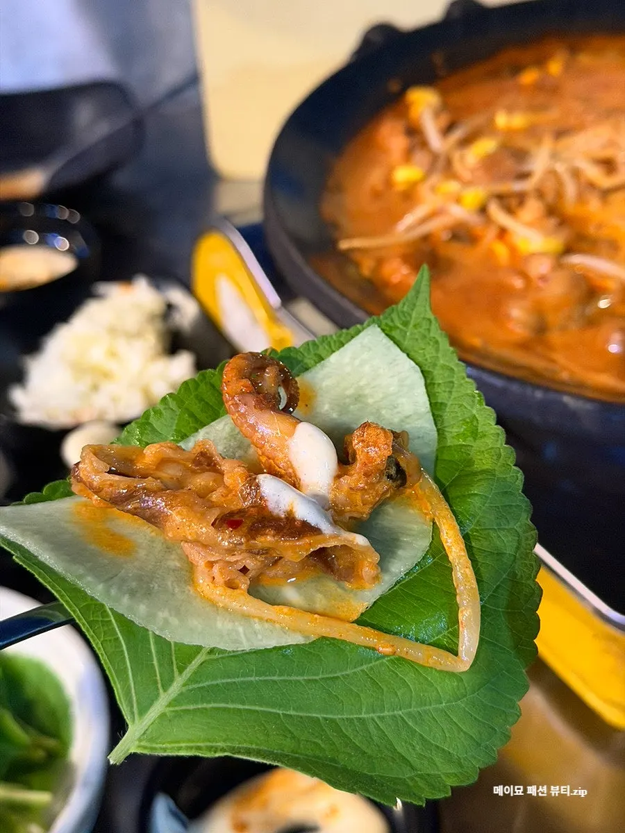 깻잎과 쌈무에 쭈꾸미를 올린 쌈