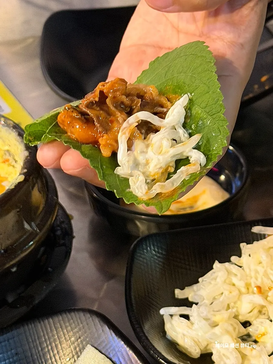 밑반찬을 얹어 싸 먹는 쭈꾸미 쌈