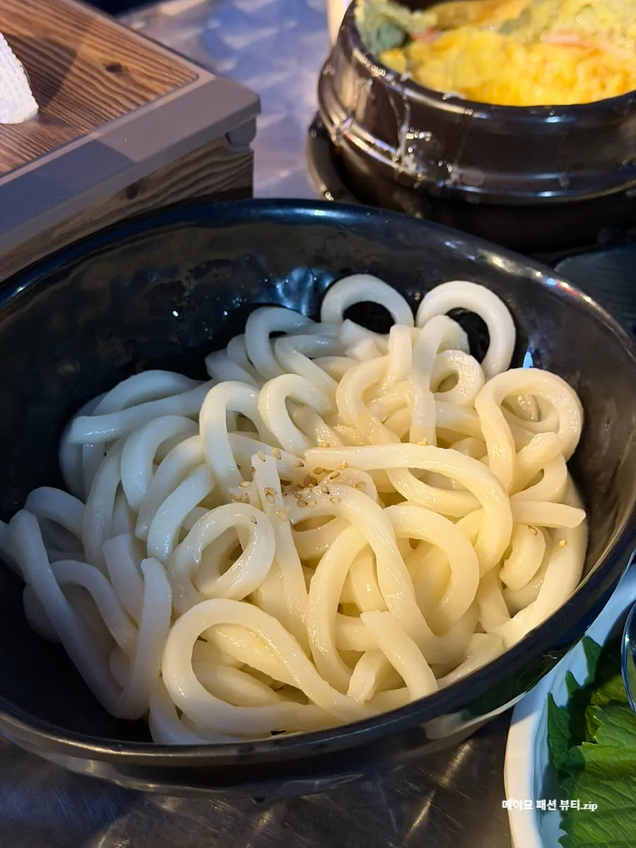 철판에 넣기 전 우동 면사리