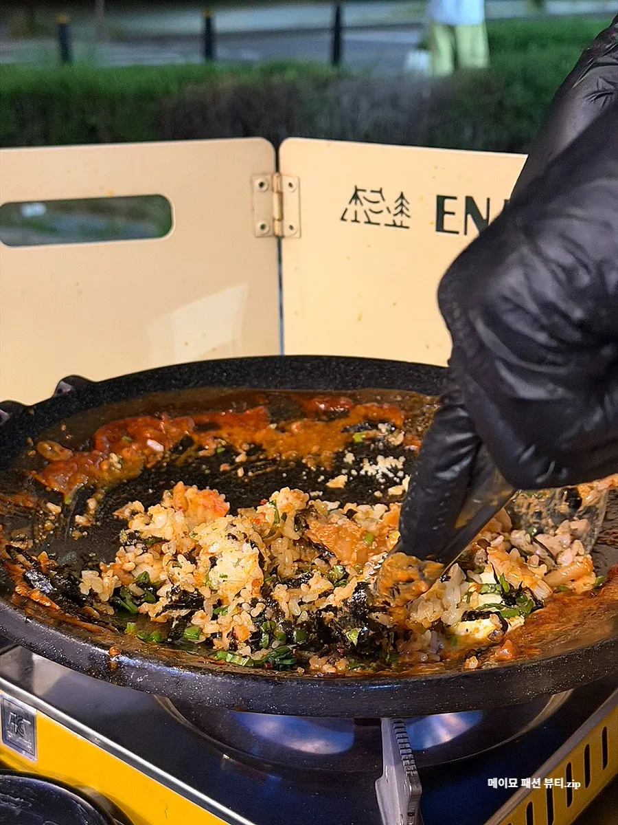 직원이 볶아준 날치알 볶음밥