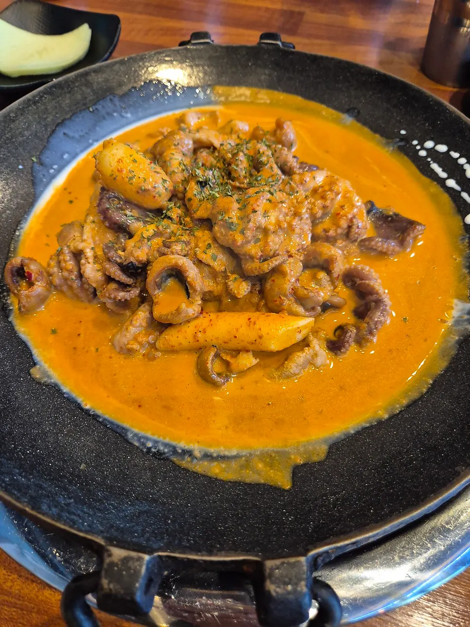 Sauce served with rose jjusam
