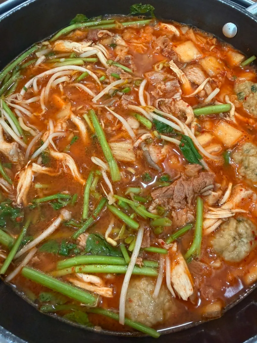 샤브용 고기와 채소 접시