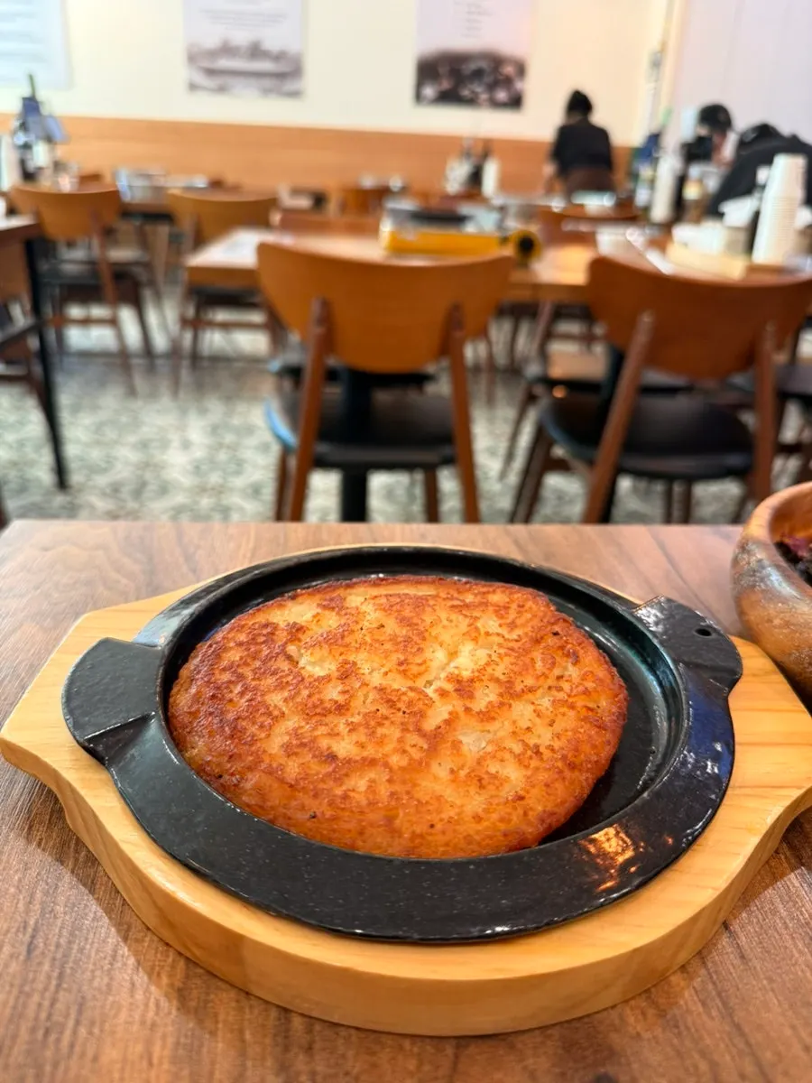 팔팔 끓고 있는 얼큰한 묵은지 샤브 국물